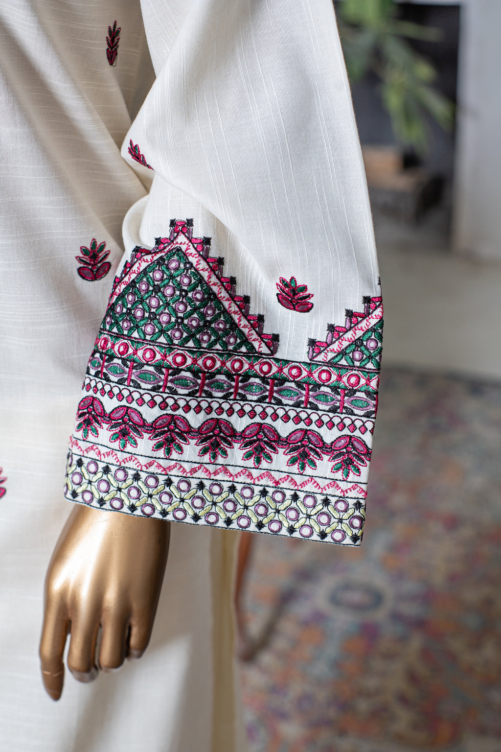 Chand – Khaddar 2-Piece Embroidered Suit (White)