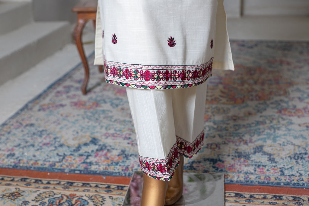 Chand – Khaddar 2-Piece Embroidered Suit (White)