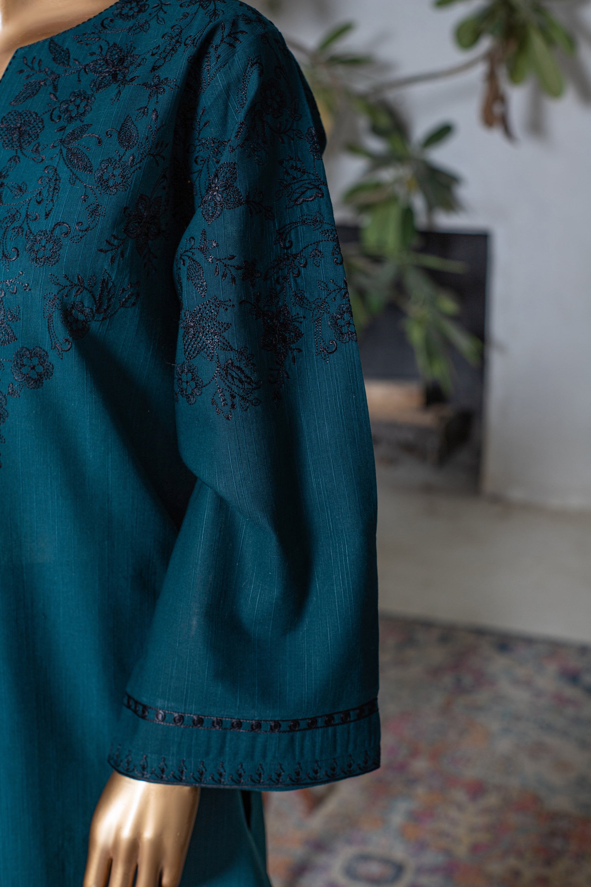 Ranya – Khaddar 2-Piece Embroidered Suit (Bottle Green)